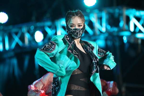台语歌后谢金燕理直气壮认假唱:不用猜当然是对嘴