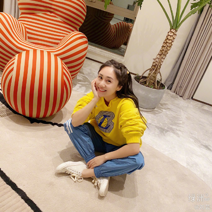 刘芸晒身穿休闲装美照 大喊:“收工万岁”