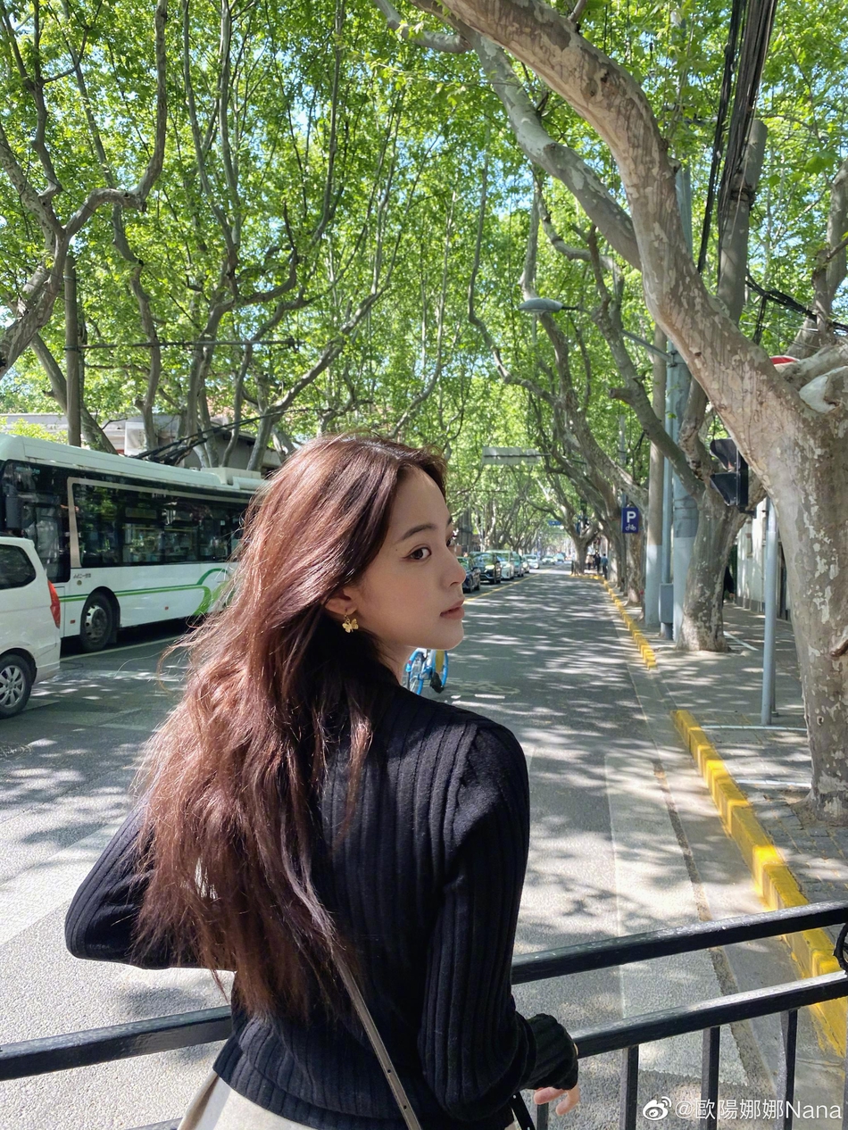欧阳娜娜晒美貌自拍 黑白搭配化身春日明媚少女