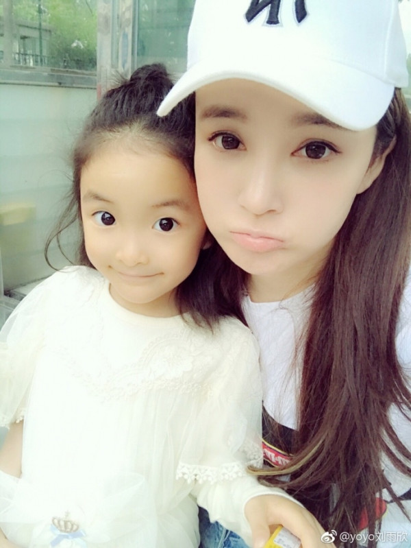 有女儿了?刘雨欣晒与萌娃合照五官神似