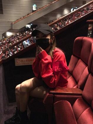 谢金燕低调现身好友演唱会 玩“下衣失踪”美腿抢镜