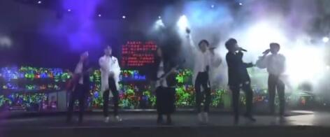 五月天助阵TFBOYS六周年演唱会 合唱《恋爱ing》
