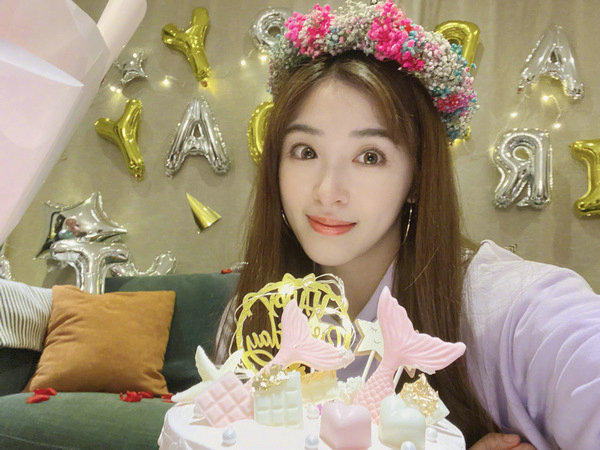 张含韵庆31岁生日开心晒照 头戴花环少女感满分