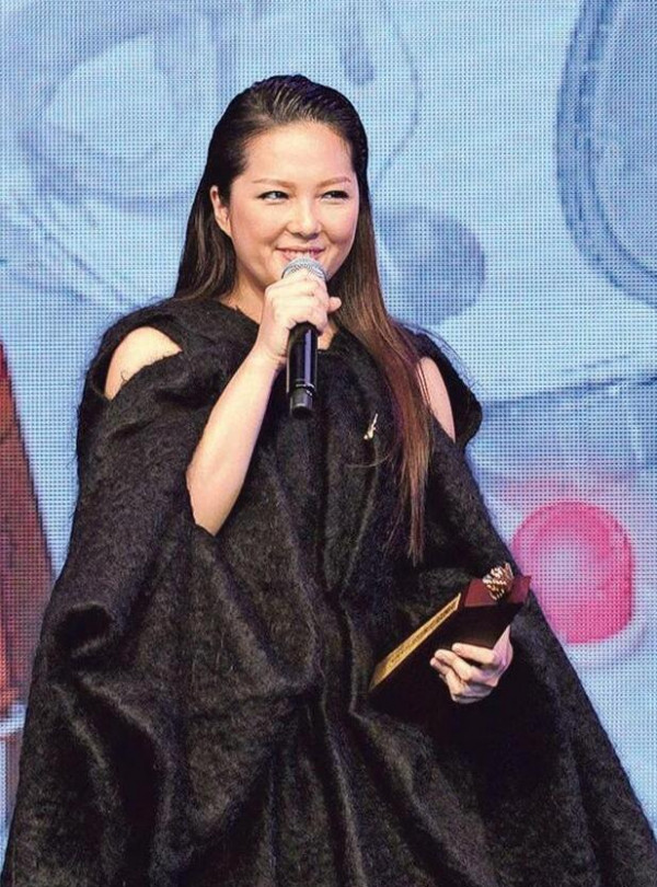 卫兰等了12年终赢女歌手金奖 感激旧老板黎明