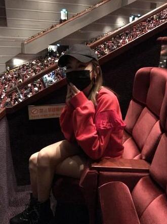 谢金燕穿红衣看演唱会 “下衣失踪”美腿抢眼