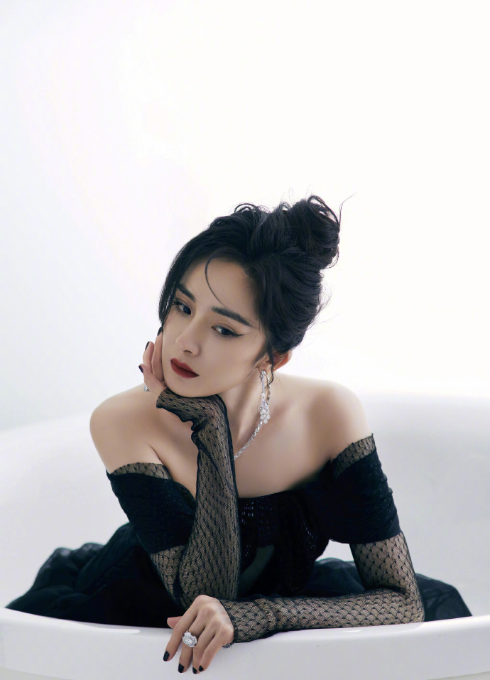 杨幂穿黑色礼服大秀好身材 既是酷飒女王也是优雅黑天鹅