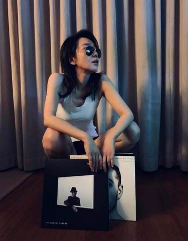 48岁闫妮写真:魔鬼身材显冻龄美貌