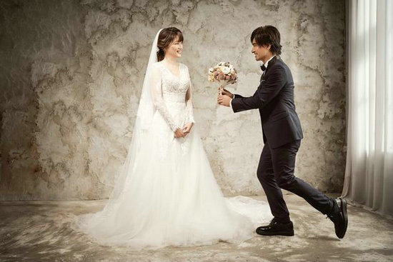 动力火车尤秋兴订婚 未婚妻笑容甜美不输女明星