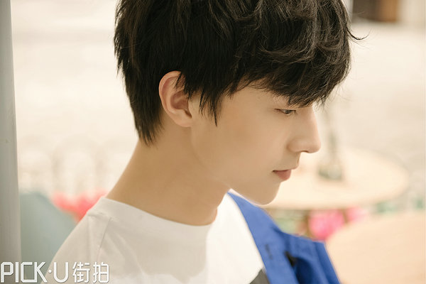 魏天浩曝新街拍 清爽少年“侧颜杀”吸睛