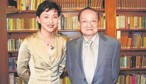 杨澜回忆采访金庸趣事:他抢走我的采访提纲